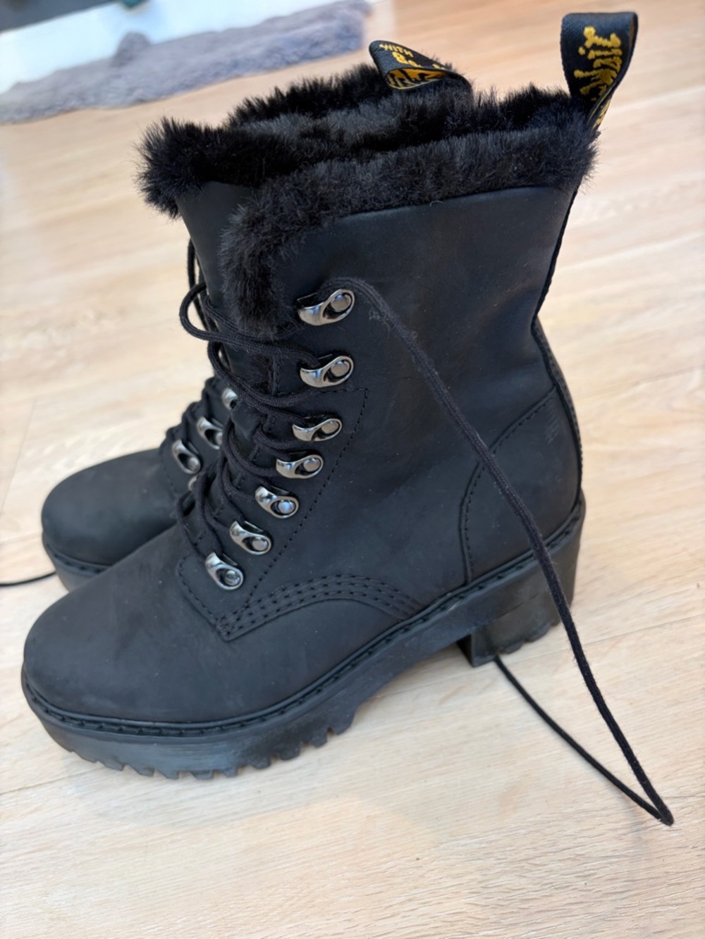 Dr. Martens Leona Black Faux-Fur Lined Lace-Up Platform Ankle Boot 7 NWOB - Picture 2 of 4
